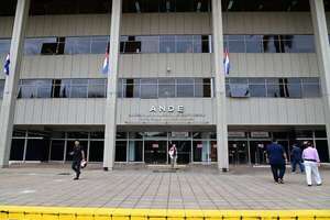 Corte de energía eléctrica afectó parte del edificio central de la ANDE - Economía - ABC Color