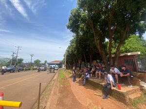 Manifestación de paseros en el Puente Internacional de Encarnación