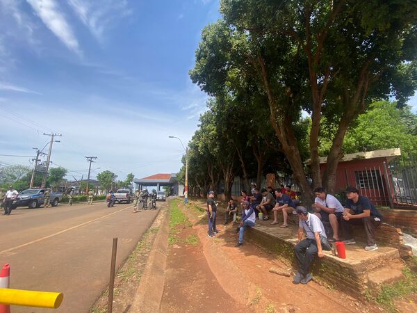 Manifestación de paseros en el Puente Internacional de Encarnación