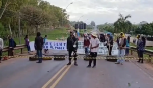 Comunidades indígenas intensifican protesta con bloqueo prolongado en Yby Yaú