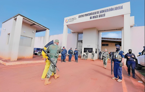 Fiscalía acusa a funcionarios tras fuga en penal de Minga Guazú