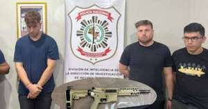 Diario HOY | Jóvenes fueron capturados con potente fusil de asalto en Lambaré