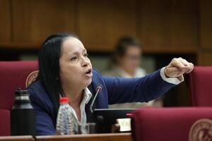 Yolanda Paredes destroza a Enrique Riera y lo acusa de engañar al Congreso