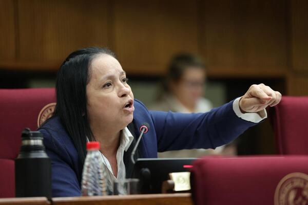 Yolanda Paredes destroza a Enrique Riera y lo acusa de engañar al Congreso