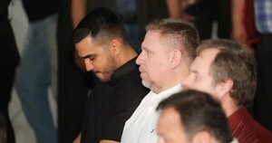 Mientras los cañicultores cierran las rutas, Jara se toma unos días con Vega en Cancún