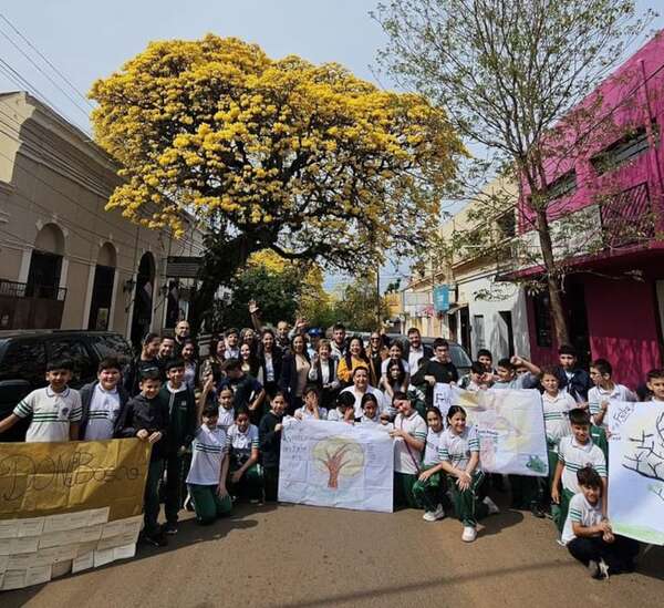 Villarrica celebró el cumpleaños de un emblemático tajy amarillo con más de seis décadas de historia  - Nacionales - ABC Color