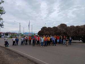 Cañicultores de otros distritos se sumaron a la protesta y bloquean ruta en Guairá  - Nacionales - ABC Color