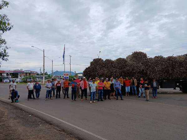 Cañicultores de otros distritos se sumaron a la protesta y bloquean ruta en Guairá  - Nacionales - ABC Color