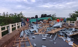 Camión de gran porte volcó en un puente a orillas del río Tebicuary y bloquea totalmente la Ruta PY08 - OviedoPress