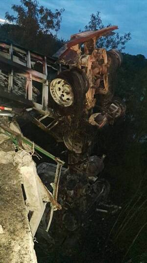 Popular / Camión volcó en puente, se incendió, pero chofer se salvó