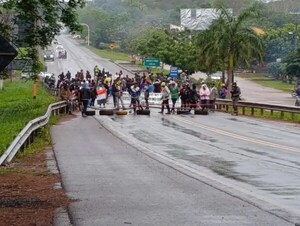 Indígenas mantienen cierre de ruta PY05 en Yby Ya’u pese a lluvias