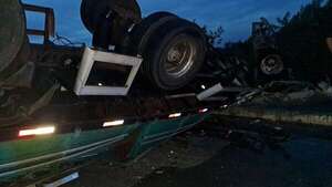 Camión volcó en la ruta PY08 y bloqueó el tránsito por varias horas - Nacionales - ABC Color