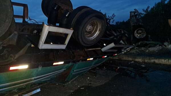 Camión volcó en la ruta PY08 y bloqueó el tránsito por varias horas - Nacionales - ABC Color