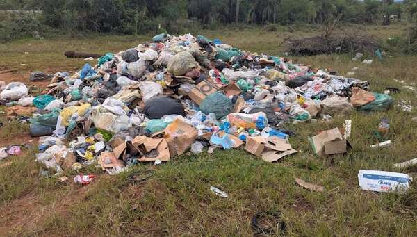 Carapeguá: Denuncian descarga ilegal de basura en propiedad privada - Nacionales - ABC Color