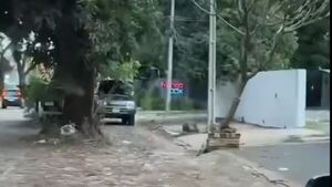Dejó su auto frente a un garaje ajeno y fue al motel