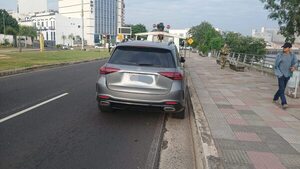 Lujosos vehículos mal estacionados en la Costanera, al corralón: ¿De cuánto es la multa?