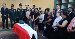 La Nación / En emotivo acto, compañeros de facultad dan el último adiós al militar asesinado