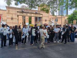 Así estudiantes de Derecho UNA homenajean a Guillermo Moral y exigen justicia - Nacionales - ABC Color