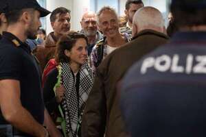 Israel inicia deportaciones tras interceptar último barco de flotilla de ayuda a Gaza  - Mundo - ABC Color