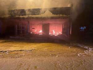 Video: incendio de gran magnitud consume taller de motos en Limpio - Policiales - ABC Color
