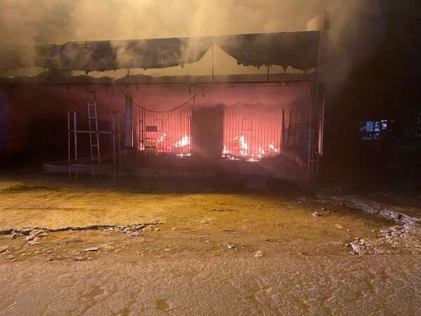 Video: incendio de gran magnitud consume taller de motos en Limpio - Policiales - ABC Color