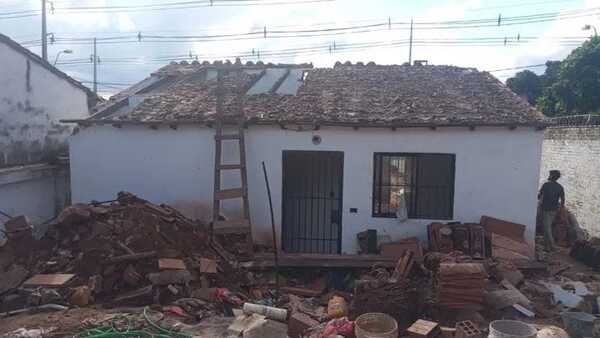 Popular / Omano albañil mientras arreglaba un techo