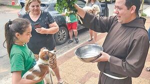 Un loro de 40 años y otras mascotas reciben la tradicional bendición en honor a San Francisco