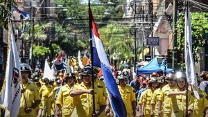 Bomberos voluntarios celebran 47 años en Paraguay con desfile histórico sobre Calle Palma