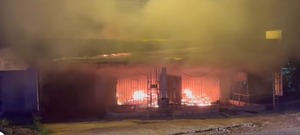 Limpio: incendio de gran magnitud arrasa con taller de motos - trece