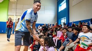 Popular / ¡Miguel Almiron ayuda a niños de yanquilandia y Paraguay con su fundación!