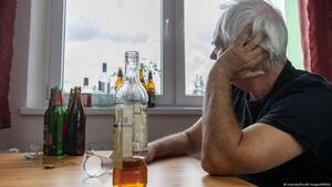 Expertos destacan claves para acompañar a personas con alcoholismo