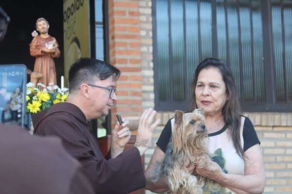 Capuchinos bendicen mascotas en el Día de San Francisco - Nacionales - ABC Color