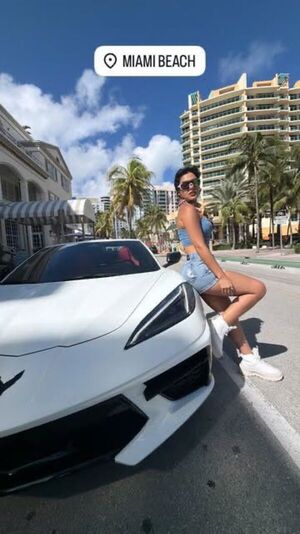 Ayelén Alfonso se luce en Miami con un Corvette de lujo 
