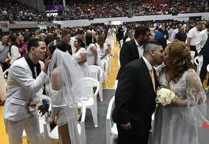 Un “sí, quiero” masivo: más de 600 parejas formalizaron su amor en “Paraguay se Casa” - Nacionales - ABC Color