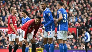 El United amortigua la crisis ante el Sunderland de Omar Alderete