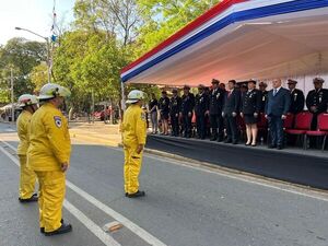Popular / Bomberos Voluntarios desfilaron por su 47.° aniversario