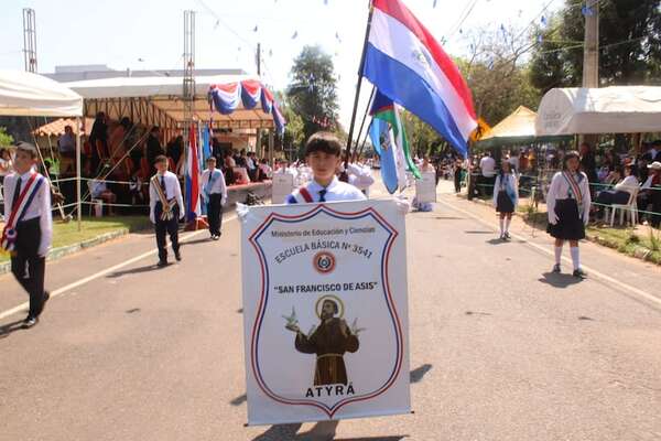 Video: color, tradición y orgullo en el desfile por los 487 años de Atyrá - Nacionales - ABC Color