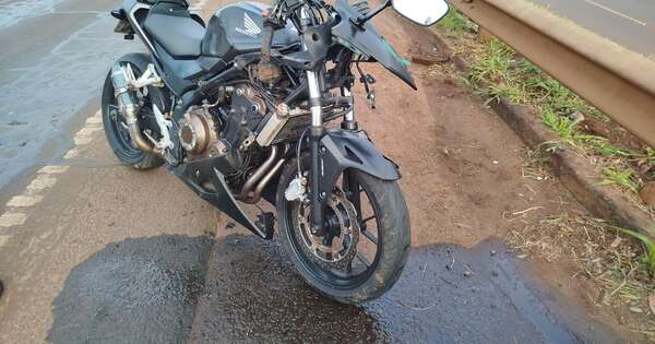 La Nación / Motociclista atropella a transeúnte en viaducto de la Ruta PY02 y ambos fallecen