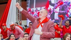 Video: Esposa de gobernador abofetea a concejal que reclamó “miserable” traslado indígena