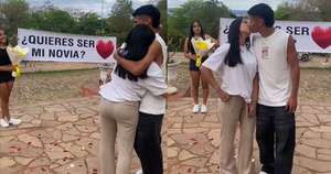 La Nación / ¡Flores, cartel y besos! La romántica propuesta de un joven en Areguá