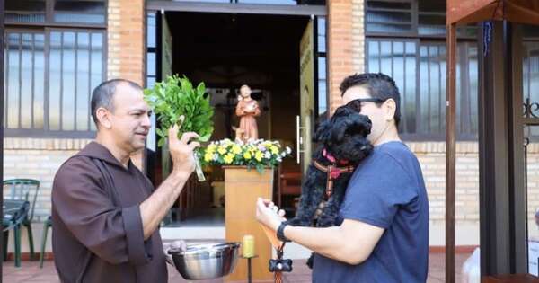 La Nación / Capuchinos realizaron tradicional bendición de las mascotas