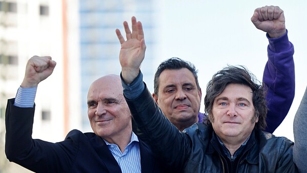 Milei, en medio de crisis política, cancela acto ante protestas