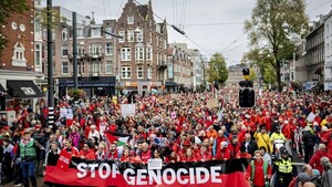 Unas 250.000 personas llenan las calles de rojo en Ámsterdam para exigir medidas contra Israel