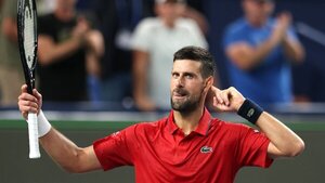 Djokovic sufre para avanzar a octavos