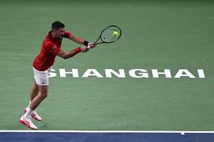 Versus / Djokovic avanza en Shanghái con trabajada remontada