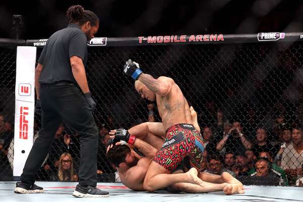 Brasileño Pereira recupera título mundial de UFC - Polideportivo - ABC Color