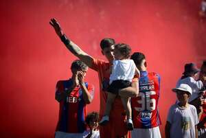 Popular / ¡Mañami! El hijo del arquero Orlando Gill posó al lado de un ídolo mundial