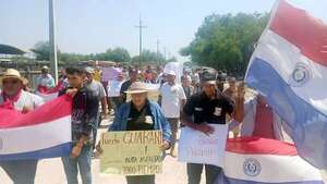 Al grito único de “queremos caminos asfaltados” pobladores se manifiestan en Alto Paraguay - Noticias del Chaco - ABC Color