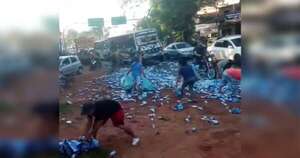 Diario HOY | VIDEO | Vuelca camión de cervezas y “avivados” no se hicieron esperar