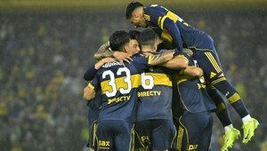 Versus / Boca golea y es puntero del Clausura argentino
